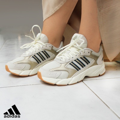 Ténis Adidas bege claro e branco com riscas pretas e brancas