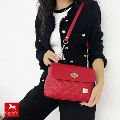 Mala vermelha em pele acolchoada com fecho dourado e alça de corrente