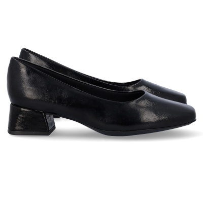 Sapatos pretos de salto baixo quadrado com acabamento brilhante.
