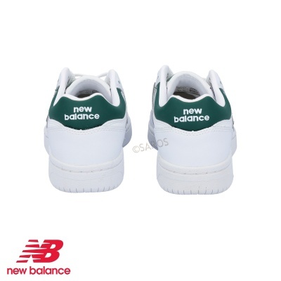 Par de sapatilhas brancas New Balance com detalhes verdes na parte traseira