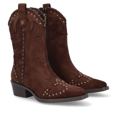 Botas cowboy castanhas em camurça com tachas douradas e fecho lateral