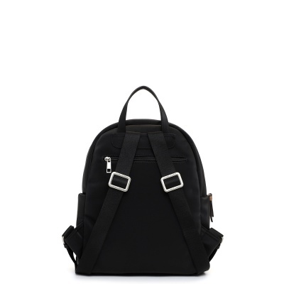 Mochila preta vista de costas com tiras ajustáveis e fecho de correr pequeno.