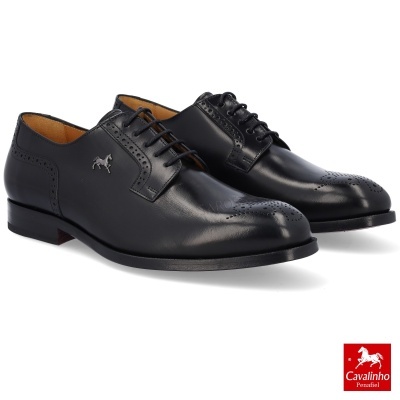 Sapatos masculinos de couro preto com detalhes perfurados e logótipo Cavalinho