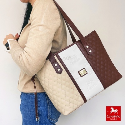 Mala de ombro Cavalinho em tons bege, branco e castanho com padrão matelassê