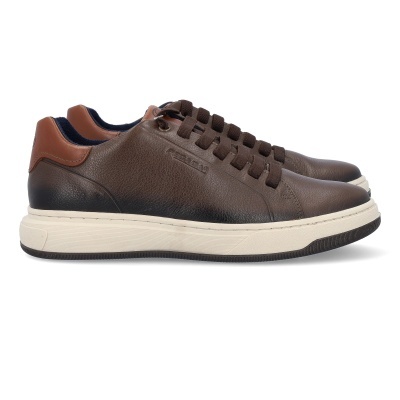 Ténis masculinos em pele marrom com detalhes castanhos e sola branca