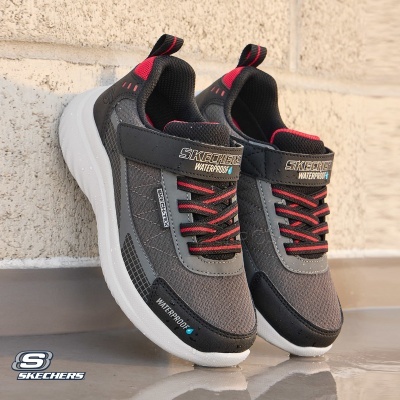 Tênis desportivos cinza, preto e vermelho Skechers com velcro e sola branca