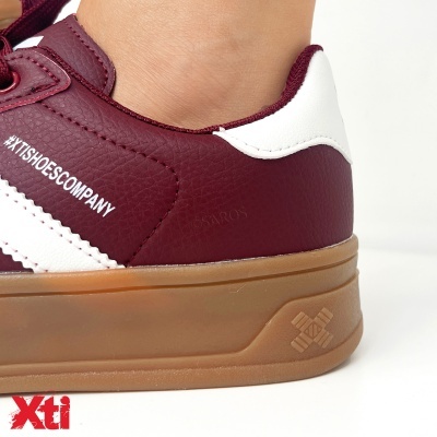 Ténis bordô com detalhes brancos e sola castanha, marca #XTSHOESCOMPANY