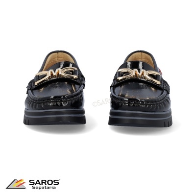 Mocassins pretos brilhantes com detalhe dourado DMC, sola preta e logo SAROS Sapataria