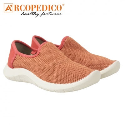 Sapatos slip-on cor de rosa queimado com sola branca ARCOPEDICO