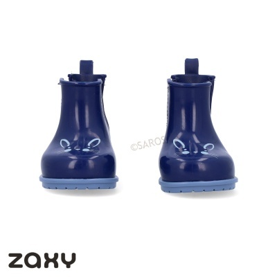 Botas de chuva infantis azuis com desenho branco e solado azul claro.