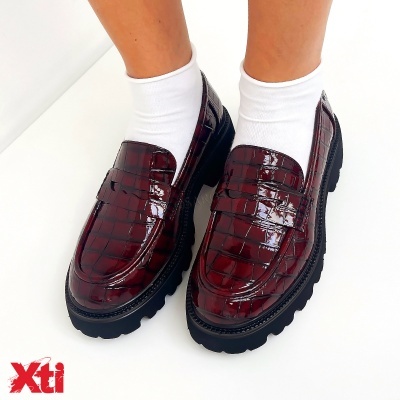 Mocassins vermelhos em padrão croco com sola preta e meias brancas