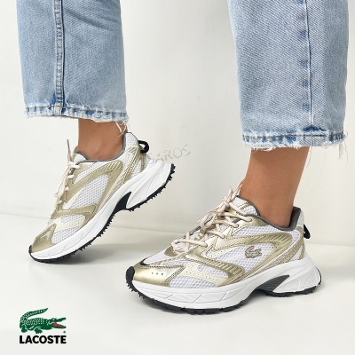 Sapatilhas Lacoste brancas e douradas com tecido em malha e solado preto e branco