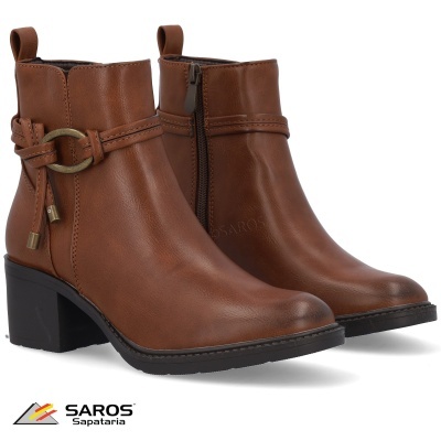 Botas femininas castanhas em pele com salto médio e fivela dourada