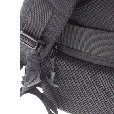 Mochila preta com tecido de malha e alças ajustáveis