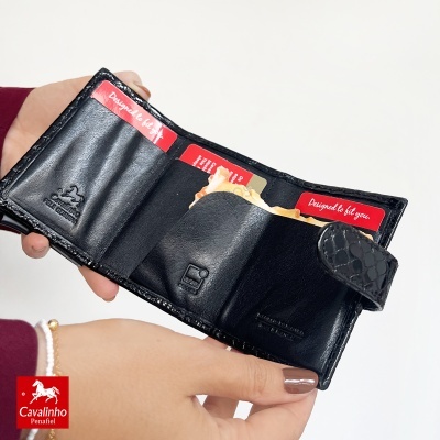 Carteira preta em pele genuína com fecho e divisórias para cartões.