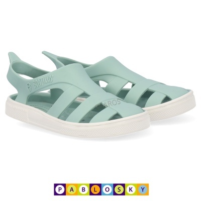 Sandálias infantis verdes com sola branca e tiras largas cruzadas