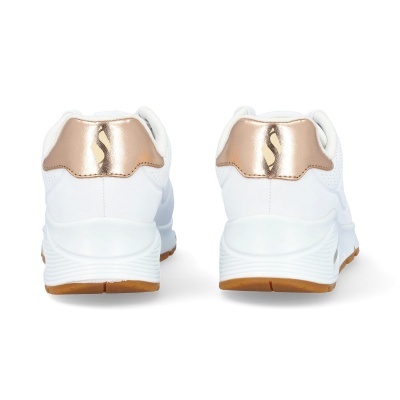 Sapatilhas brancas com detalhe dourado metálico na parte traseira