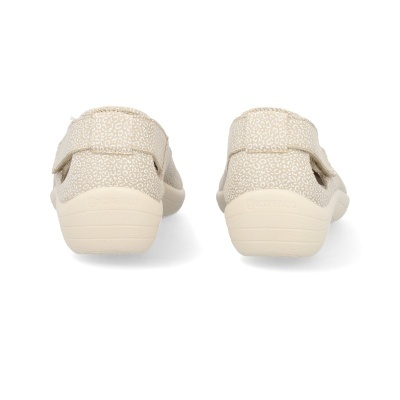 Sapatos fechados bege com padrão claro e velcro