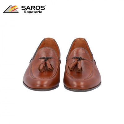 Sapatos masculinos castanhos com franjas em fundo branco