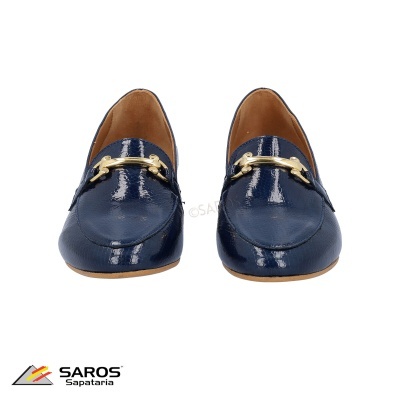 Par de sapatos mocassins azuis escuros com detalhe dourado