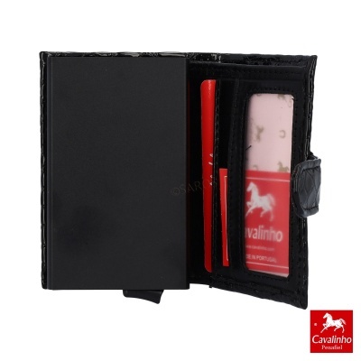 Carteira preta de couro com compartimentos para cartões e cartão Cavalinho vermelho visível