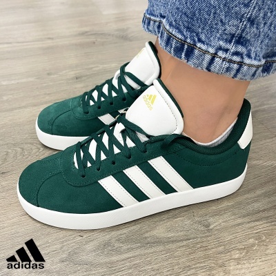 Ténis Adidas verdes com riscas brancas e sola branca