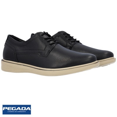 Sapatos masculinos pretos com sola bege e atacadores pretos PEGADA