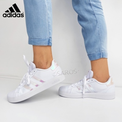 Ténis Adidas brancos com riscas rosa metálico e calças de ganga azul claro