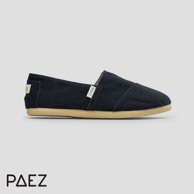 Ténis slip-on Paez azul escuro com sola bege e logótipo, fundo cinza claro