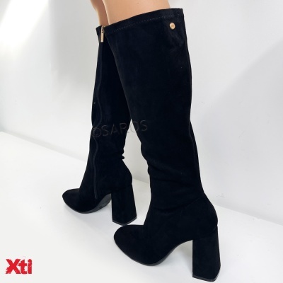 Botas altas pretas em camurça sintética com salto largo e fecho lateral