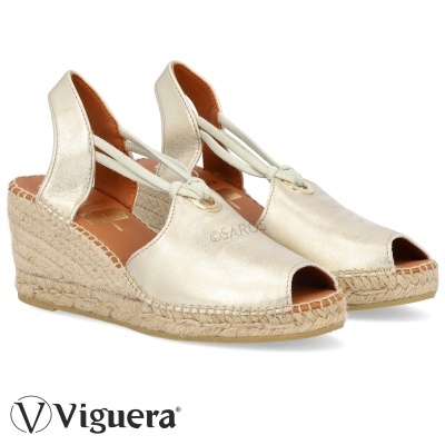 Sandálias de cunha douradas em couro com salto de ráfia e detalhe de cordão elástico