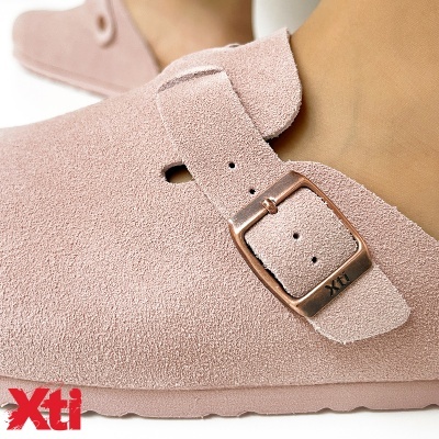 Sapato mule cor de rosa em camurça com fivela metálica rosa dourada