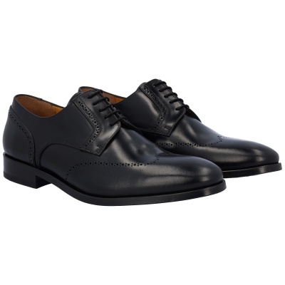 Sapatos clássicos de homem em pele preta com atacadores e detalhes perfurados