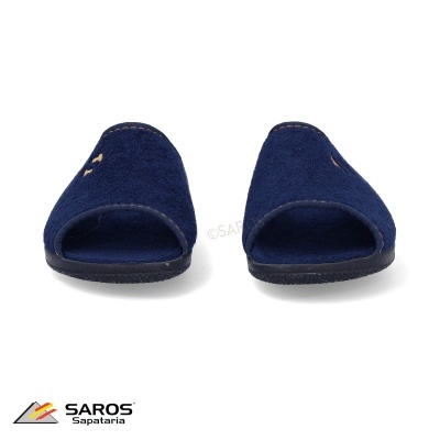 Chinelos azuis em tecido felpudo com chão branco e logotipo SAROS Sapataria