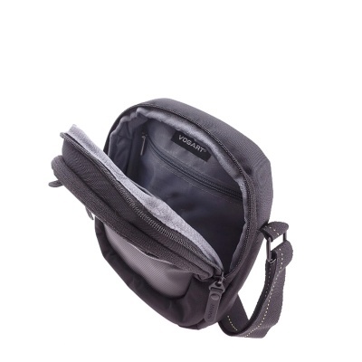 Bolsa pequena preta com fecho aberto e interior cinzento