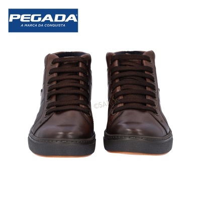 Par de sapatos masculinos castanhos de couro com atacadores castanhos