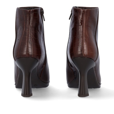 Botins castanhos com salto alto e textura croco vistos por trás