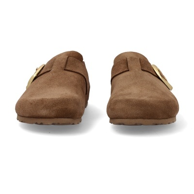 Sapatos tipo mule castanhos em camurça com fivela dourada