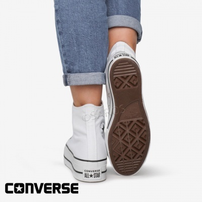Ténis Converse All Star de cano alto brancos com sola de borracha castanha e calças de ganga azul
