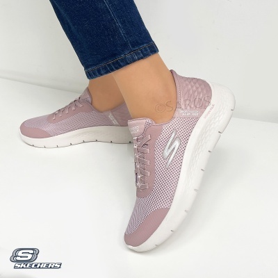 Ténis Skechers rosa com sola branca e tecido respirável
