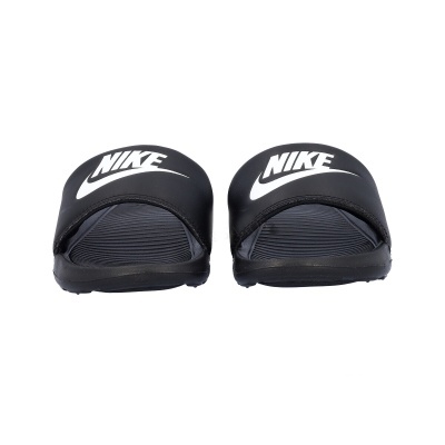 Chinelos pretos Nike com logotipo branco