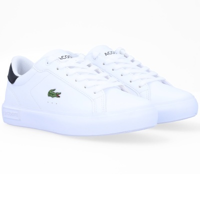 Sapatilhas brancas Lacoste com logo verde do crocodilo e detalhe preto no calcanhar