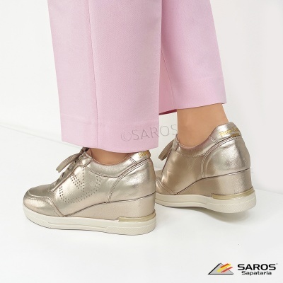 Sapatos desportivos dourados com salto intermédio