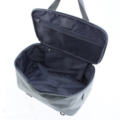 Mala de viagem cinzenta aberta com interior preto e divisórias