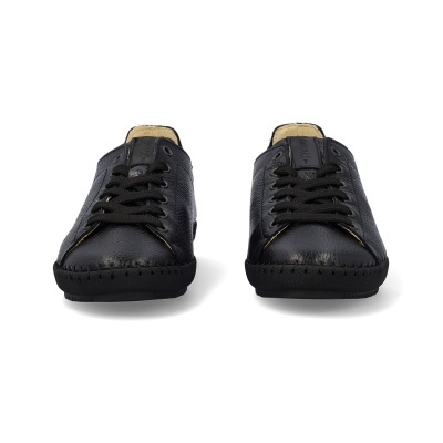 Sapatilhas pretas em couro texturado com atacadores pretos