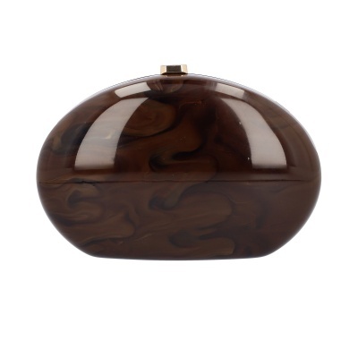 Clutch oval castanha com padrão marmoreado e fecho dourado