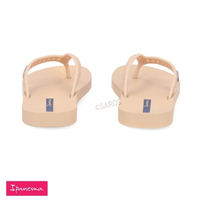 Chinelos Ipanema bege com tiras finas e logo na sola