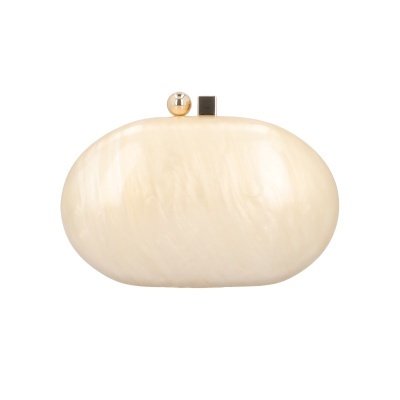 Mala de mão oval bege com fecho dourado esfera