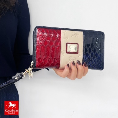 Carteira retangular em pele vermelha, bege e azul escuro com textura brilhante e placa com logo Cavalinho