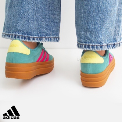 Ténis Adidas azul esverdeado com riscas rosa e sola castanha